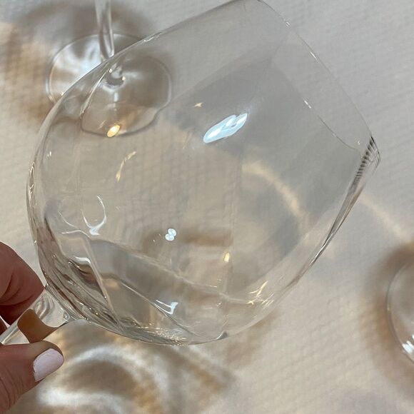 Pier 1 Elegant Swirl Clear Wine Glass Set (4) - Picture 3 of 11